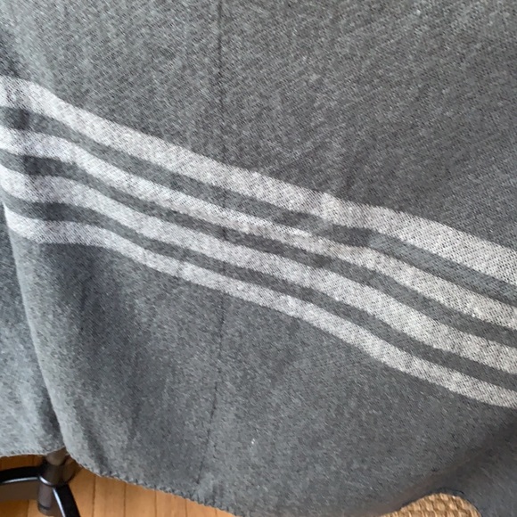 BB Dakota reversible-grey shawl - Picture 2 of 6